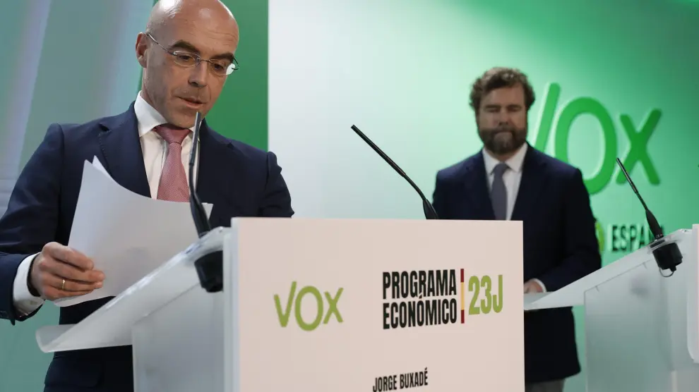 El vicepresidente de Acción Política de Vox, Jorge Buxadé (i) y su portavoz en el Congreso, Iván Espinosa de los Monteros (d) presentan este viernes el programa económico del partido.