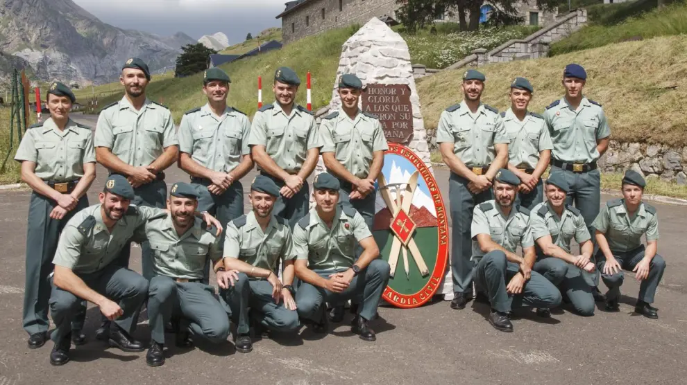 Foto en familia de los guardias civiles diplomados en el curso de especialistas de montaña