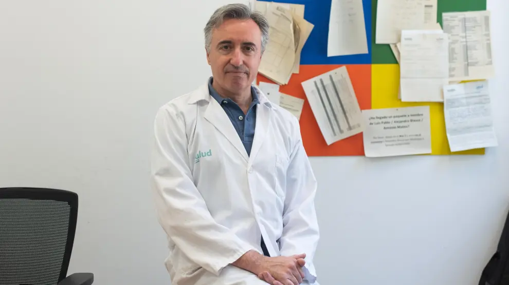 El oftalmólogo José Manuel Larrosa, presidente de la Sociedad Aragonesa de Oftalmología, este lunes en Zaragoza.