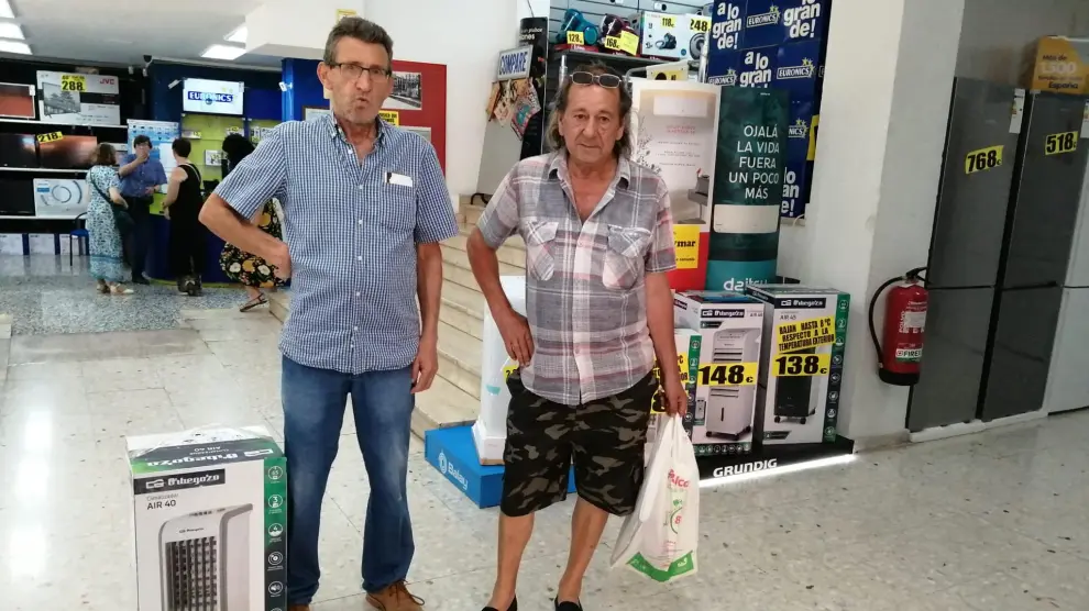 Basilio Sebastián y José Antonio Aldrey compran un ventilador en la tienda Almacenes Paymar de Zaragoza.