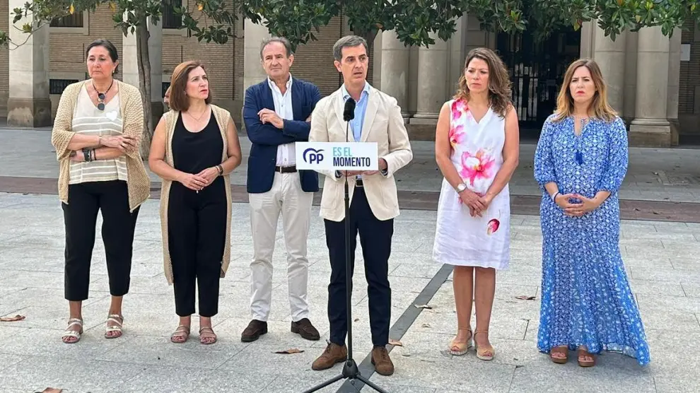 El candidato del PP al Congreso por Zaragoza, Pedro Navarro, acompañado por dos compañeros de lista y de tres ediles de la capital, este martes, ante la Delegación del Gobierno.