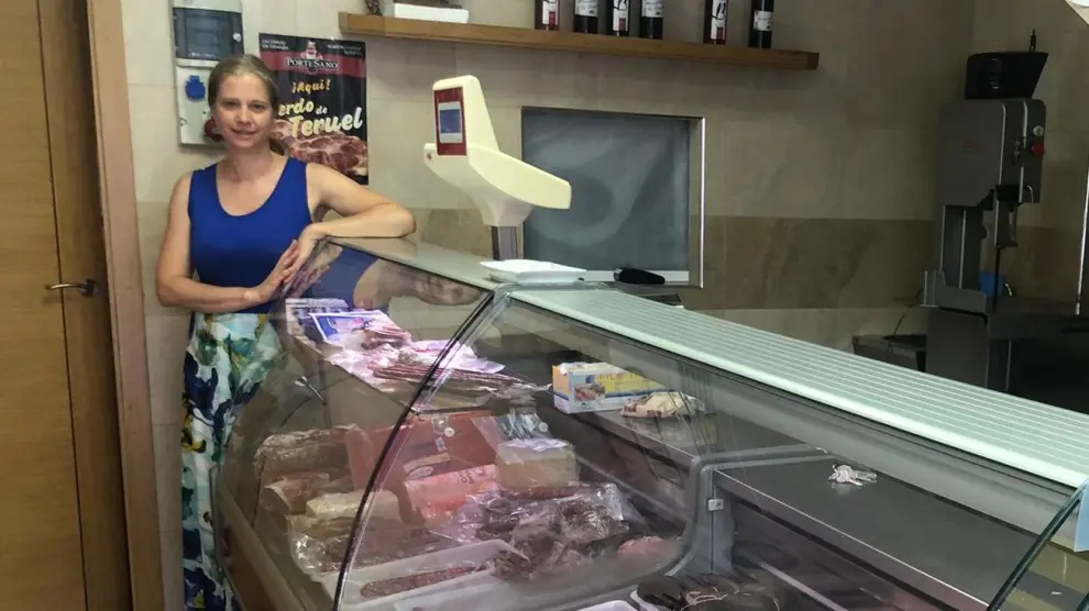 Marina Plumed, en la tienda de Prisco y Baldomero, ubicada en el municipio turolense de Monreal del Campo.
