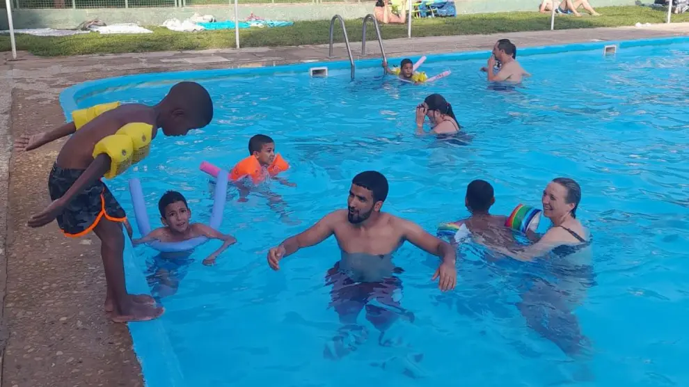 Los niños saharauis disfrutan de su estancia en la piscina