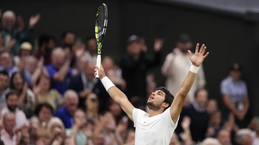 Spain's Carlos Alcaraz celebrates after beating Russia's Daniil Medvedev in their men's singles semifinal match on day twelve of the Wimbledon tennis championships in London, Friday, July 14, 2023. (AP Photo/Alberto Pezzali) Associated Press/LaPresse Only Italy and Spain