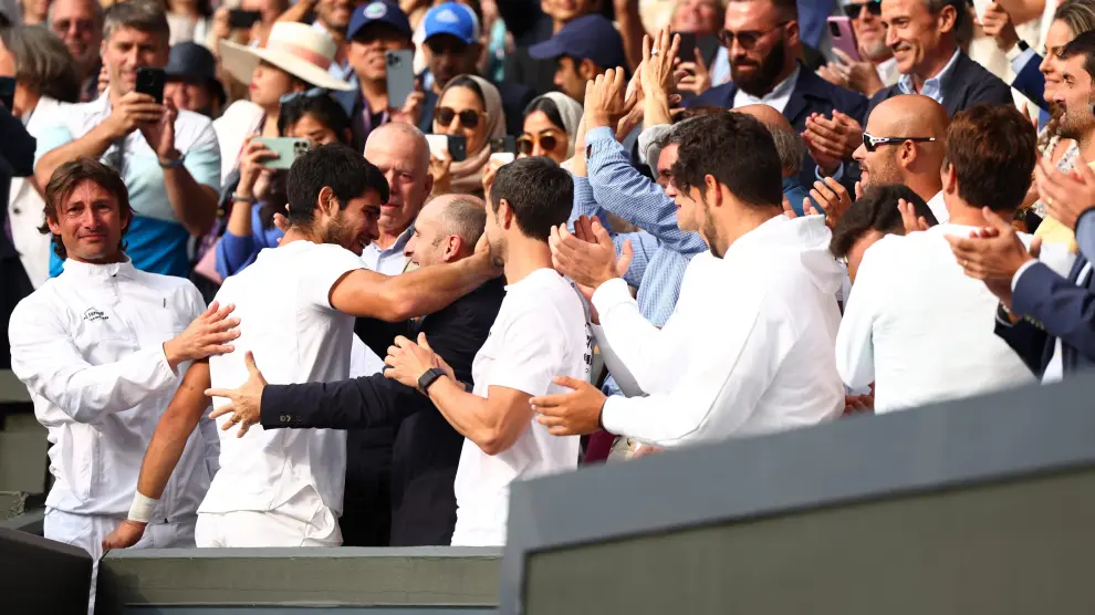 Juan Carlos Ferrero, a la izquierda, durante la celebración de Alcaraz con su equipo tras ganar el torneo de Wimbledon.