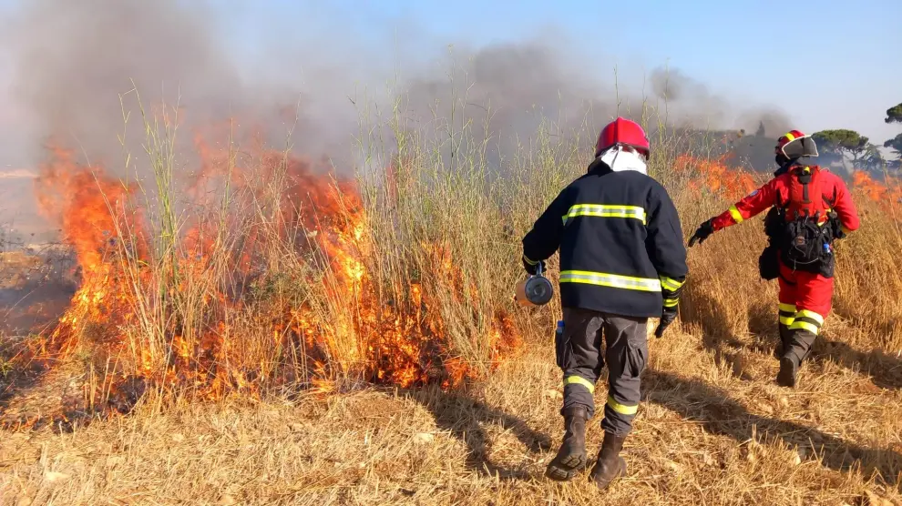 Miembros de la UME de la Base de Zaragoza y voluntarios libaneses realizan en el sur del Líbano pruebas para reaccionar ante un incendio.