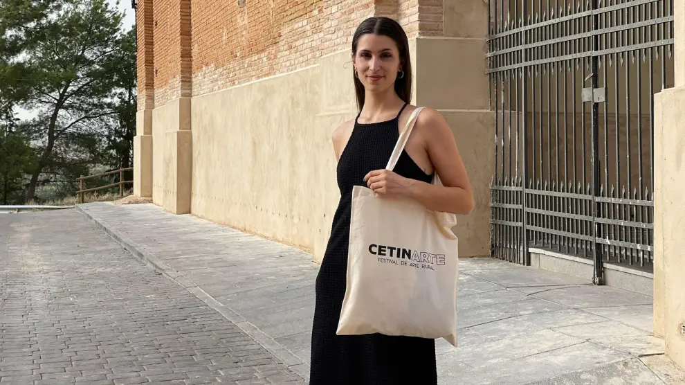 La joven Elena Martínez con una bolsa con el logo del Festival CetinArte, este martes en Cetina.