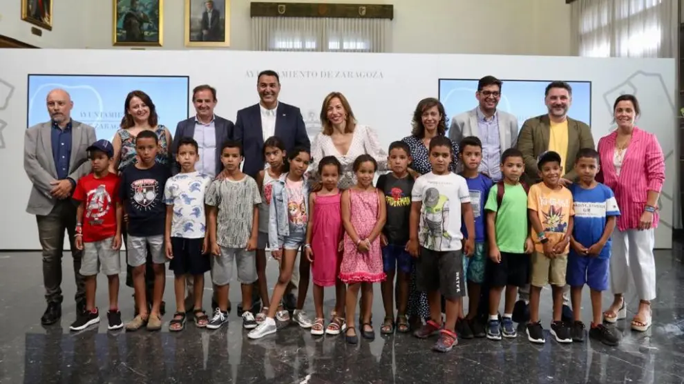 Recepción de los niños y niñas saharauis de 'Vacaciones en paz' que ha tenido lugar en el Ayuntamiento de Zaragoza