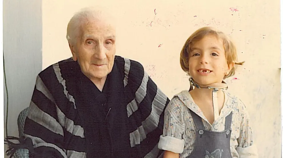 Ana Palacios, a los 5 años, con su bisabuela Patro.