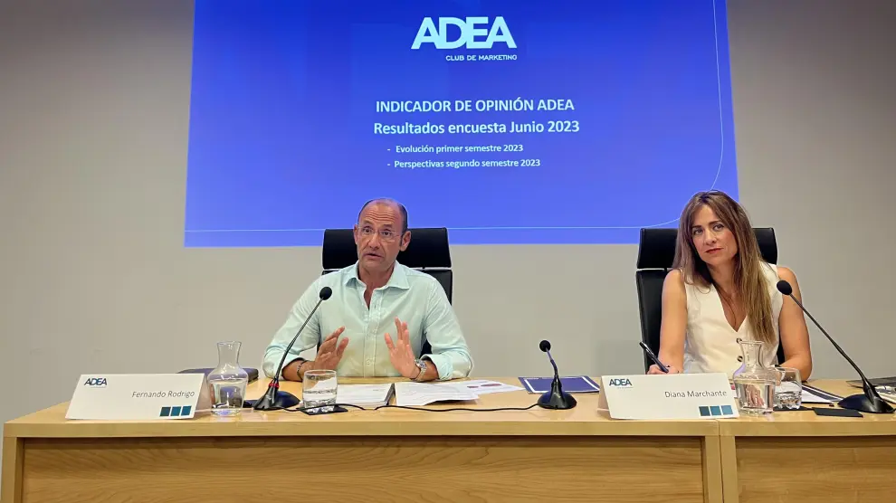Fernando Rodrigo, presidente de Adea, y Diana Marchante, secretaria general, durante la presentación del Indicador de Opinión.