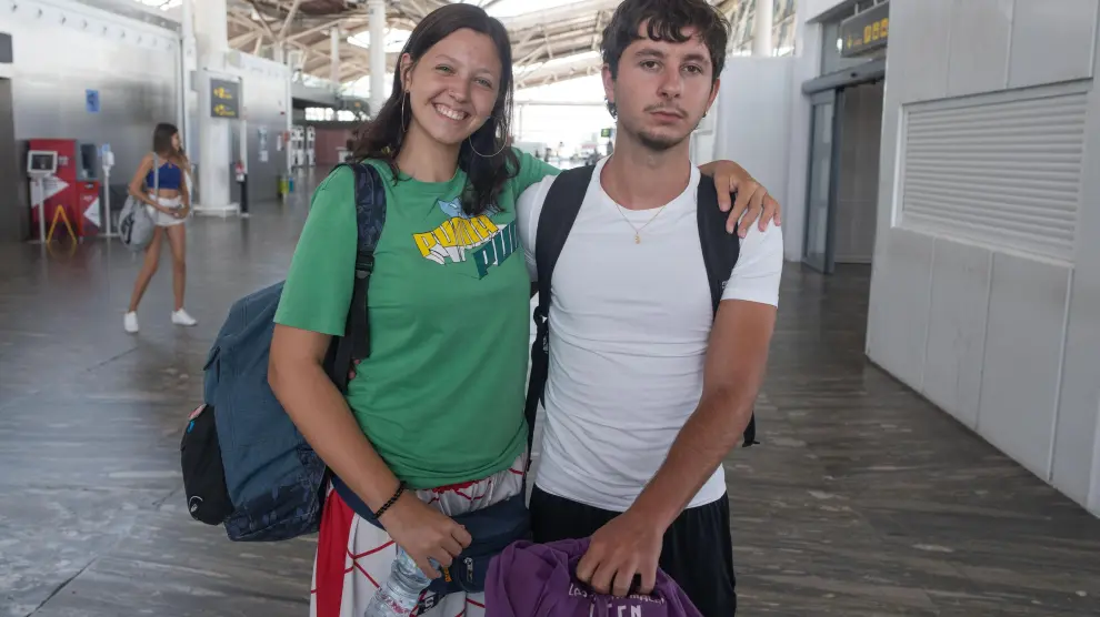 Germán Tobajas y Elora Rodríguez, pareja llegada de Mallorca al aeropuerto de Zaragoza.