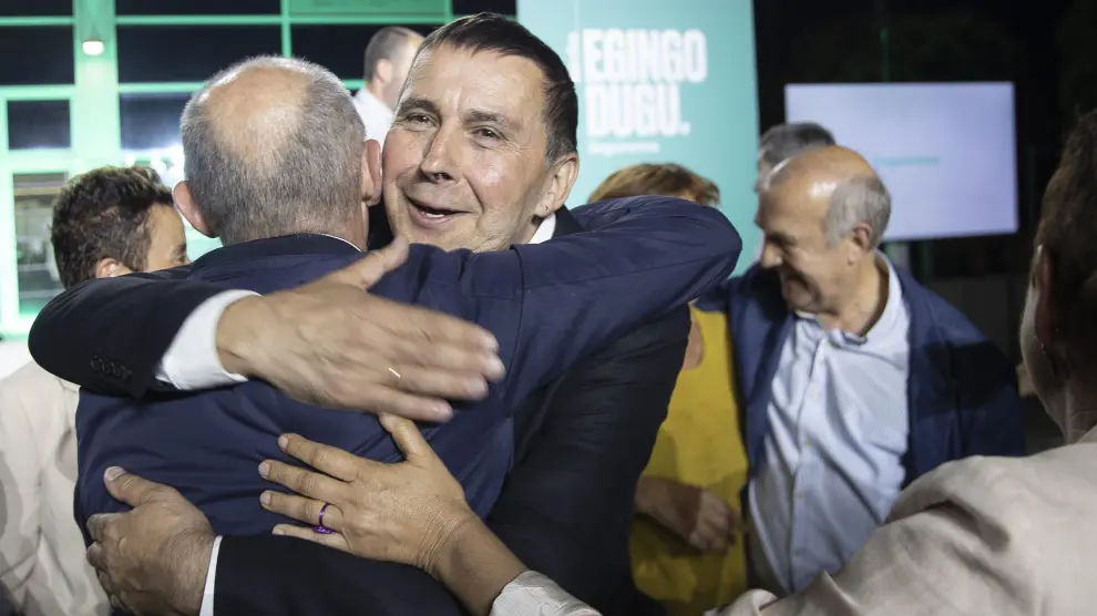 El coordinador general de EH Bildu, Arnaldo Otegi, celebra los resultados electorales en su sede de San Sebastián, el domingo.
