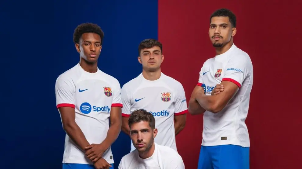 Jugadores del FC Barcelona posan con la segunda equipación de la temporada 2023-2024.