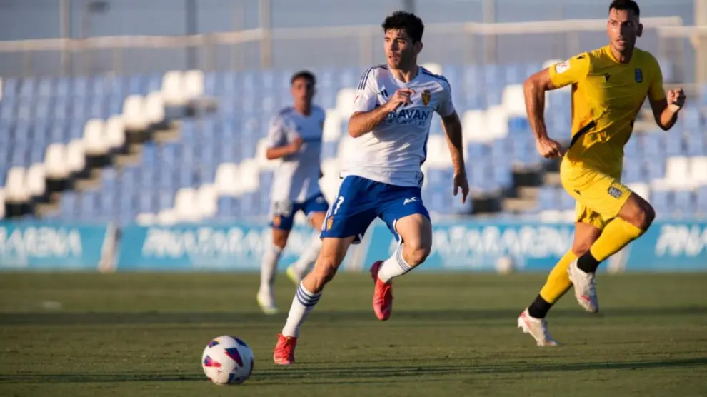 Puche le gana la posición a Álcalá para marcar el 0-1 en el partido Cartagena-Real Zaragoza de este viernes en el Pinatar Arena.