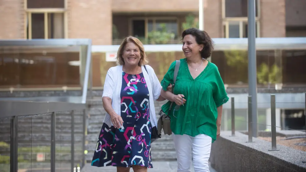 Regina Boffi y Mercedes Moreno pasean por Residencial Paraíso en Zaragoza, donde vivió la primera dos años en los años ochenta.