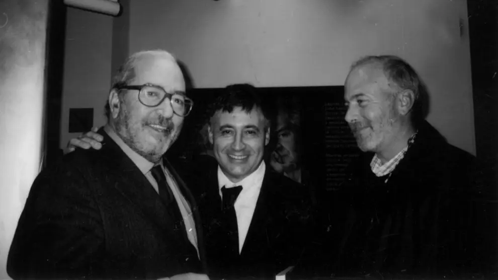 Los periodistas Ramón Lobo, a la derecha, con Manu Leguineche y Gervasio Sánchez.