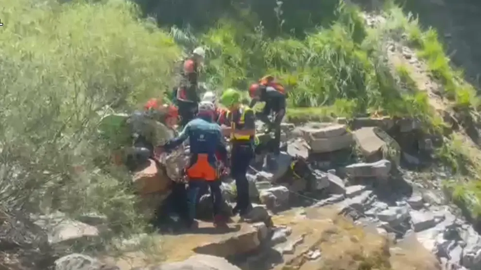 Una imagen de vídeo del auxilio al accidentado en un barranco de Orós Bajo.