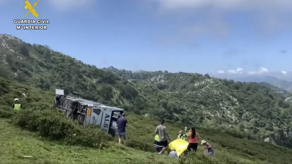 El autobús quedó volcado sobre un costado en una pendiente