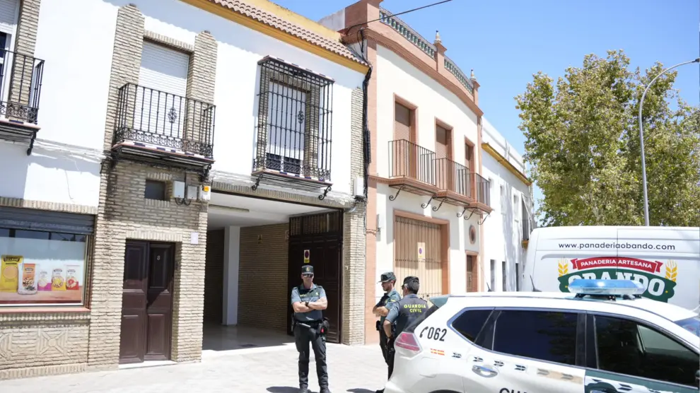 Imagen del domicilio del municipio sevillano de Utrera (Sevilla), donde ha aparecida muerta la joven.