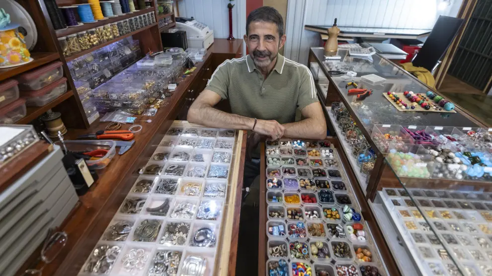 Narciso Biezma en su tienda Abalorios con parte de su muestrario.