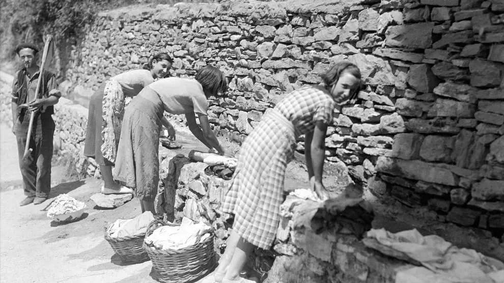 Varias mujeres lavan la ropa en un pueblo de la Jacetania a finales de la década de 1920.