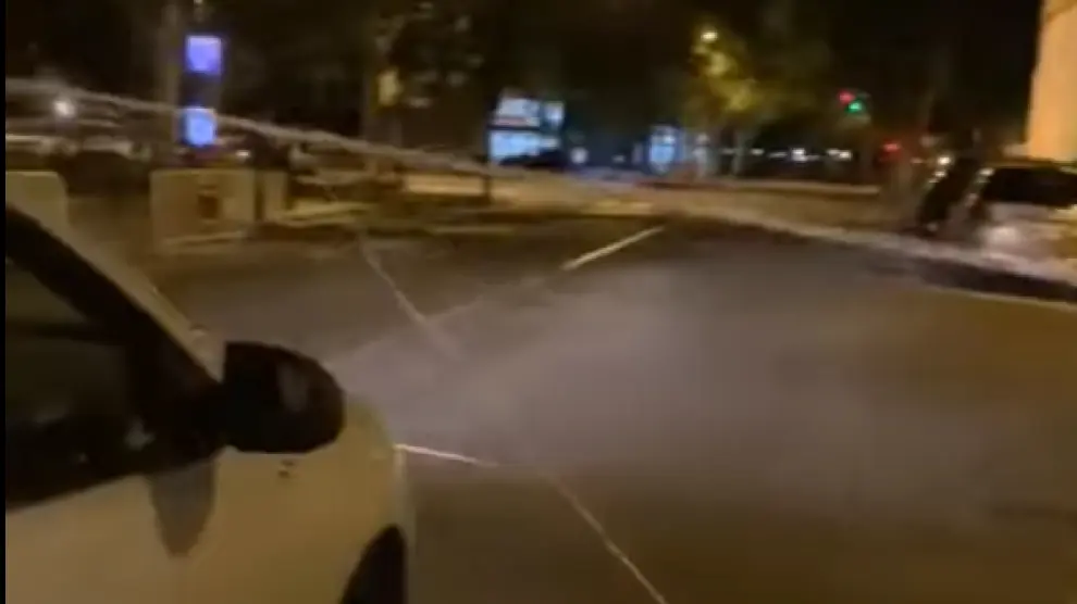 El vehículo de la familia de La Jota, justo después de quedar atrapado en la peligrosa 'tela de araña' de cuerdas que cruzaron de lado a lado de la calle de Balbino Orensanz de Zaragoza.