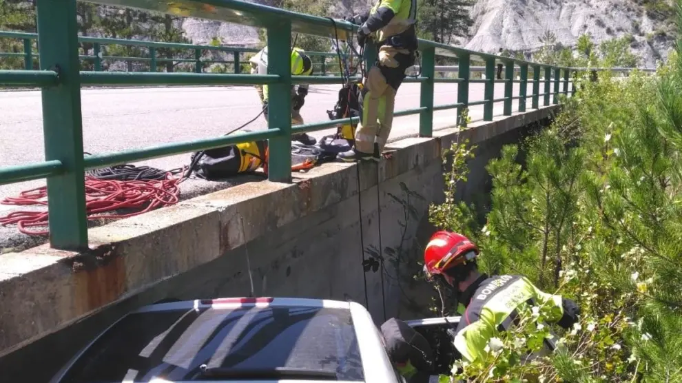 Accidente de un coche en la A-138 al caer por un puente cerca de Mediano.