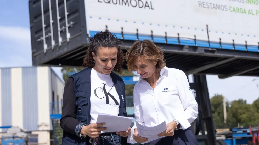 María Domínguez, directora general de Equimodal (derecha), con una colaboradora.