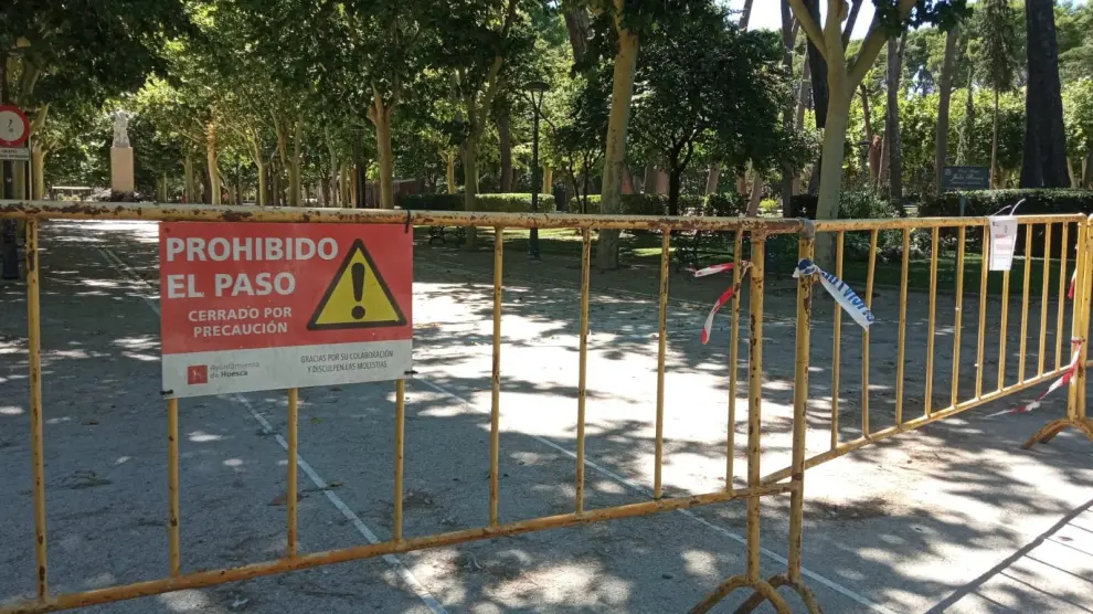 Las vallas impiden el acceso al parque Miguel Servet de Huesca desde la tormenta del pasado 27 de julio.