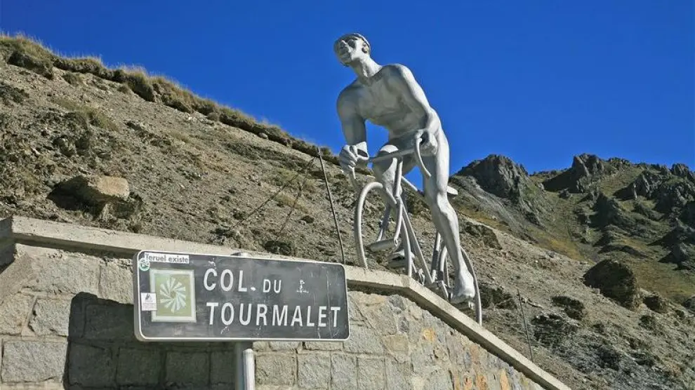 Imagen del Tourmalet y la escultura de Lapize, el primer ciclista que coronó la cumbre.