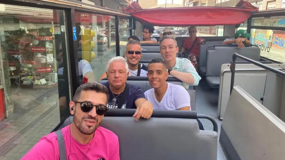 Cristóbal Ibáñez y sus cuatro amigos -Alberto Donoso, Toni Bolea, Camilo Bergara y David Gabardo- disfrutaban del 'viaje' por Zaragoza.
