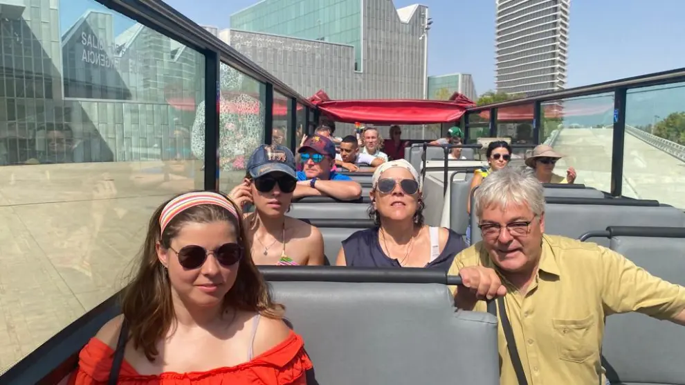 La familia García Calvo, en el bus turístico.