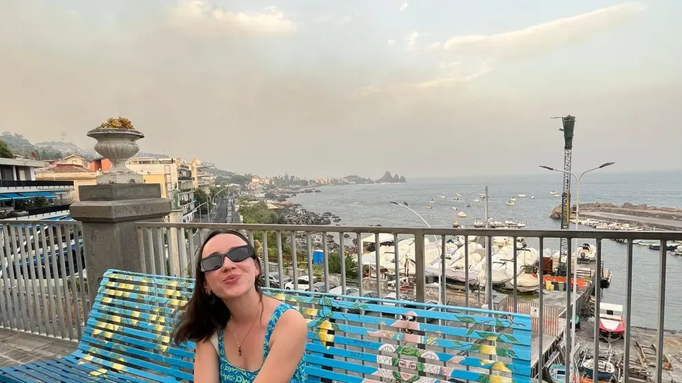 Alba Rubio, zaragozana de 26 años, durante el viaje a Italia. En la foto se puede observar el humo que desprendía el incendio que tenían próximo.
