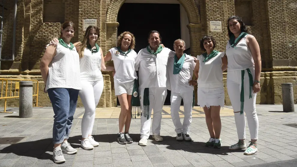De izquierda a derecha, Carlota e Isabel Boli, Susana Raya, Toño Julve, Paco Albás, Rosa Piracés y Lorena Mata, frente a la basílica de San Lorenzo de Huesca.