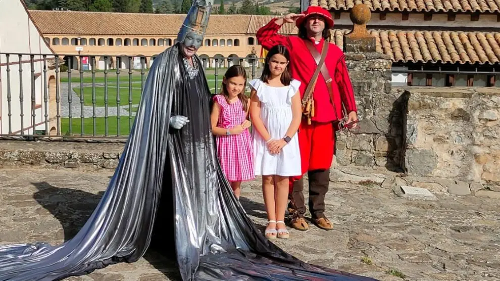 Irene y Carlota, dos niñas de Granada, con los protagonistas de la visita teatralizada 'La Memoria de la Piedra' de la Ciudadela de Jaca.
