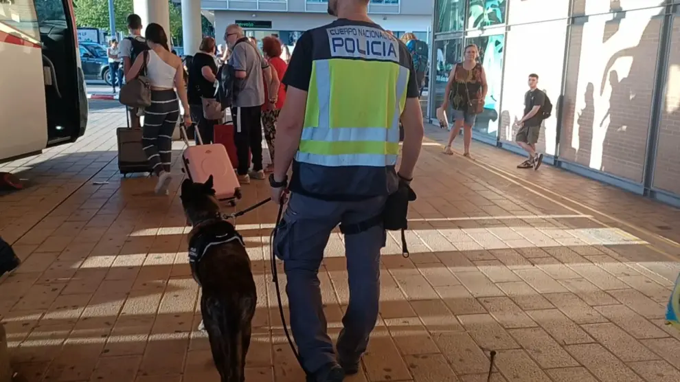 Un policía en labores de vigilancia en la estación intermodal de Huesca durante las fiestas.