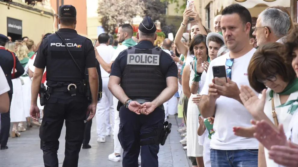 Un agente de la Policía Nacional patrullando con un compañero francés durante las fiestas de San Lorenzo de Huesca.