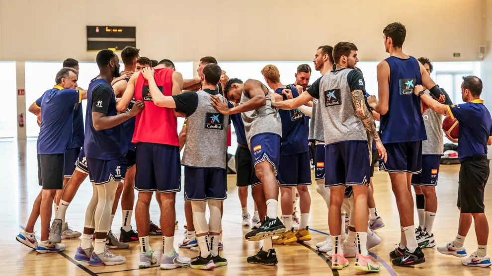 Aday Mara, a la derecha, junto al resto de la selección española de baloncesto.