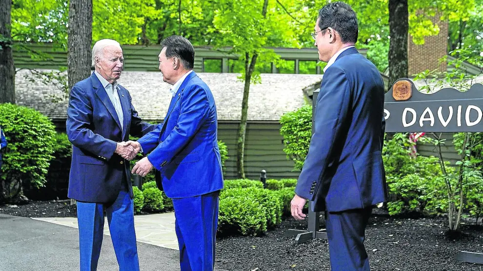El presidente de EE.UU., Joe Biden, saluda a los líderes de Corea del Sur, Yoon Suk Yeol, y Japón, Fumio Kishida