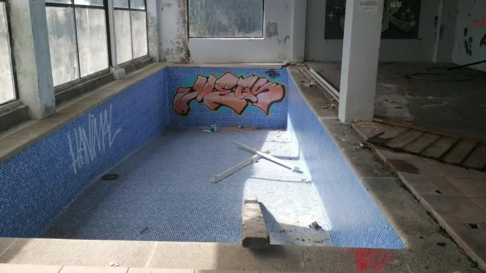 Las instalaciones del balneario de Los Baños de Benasque han sido víctimas del vandalismo y el pillaje desde que cerraron en 2019.