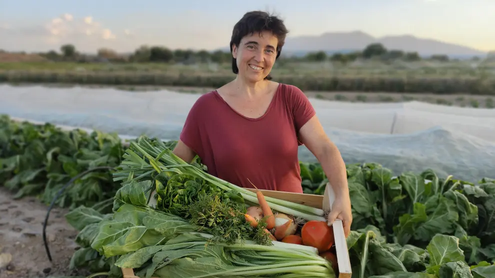Marta Pérez, responsable de Ecolombana, con algunos de los productos ecológicos que cultiva en su finca de Tarazona.