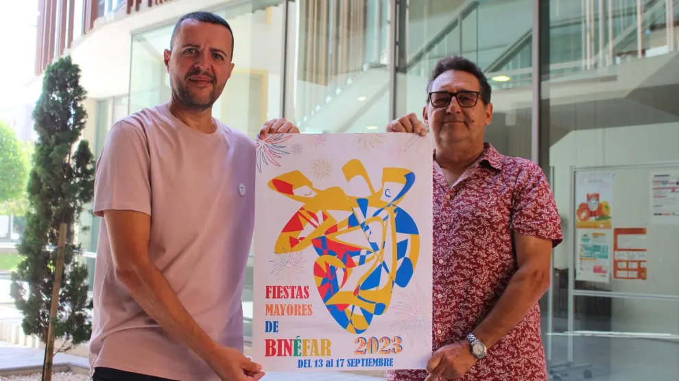 Txema Bañón, ganador del concurso presenta el cartel junto al concejal de fiestas, César Pardos