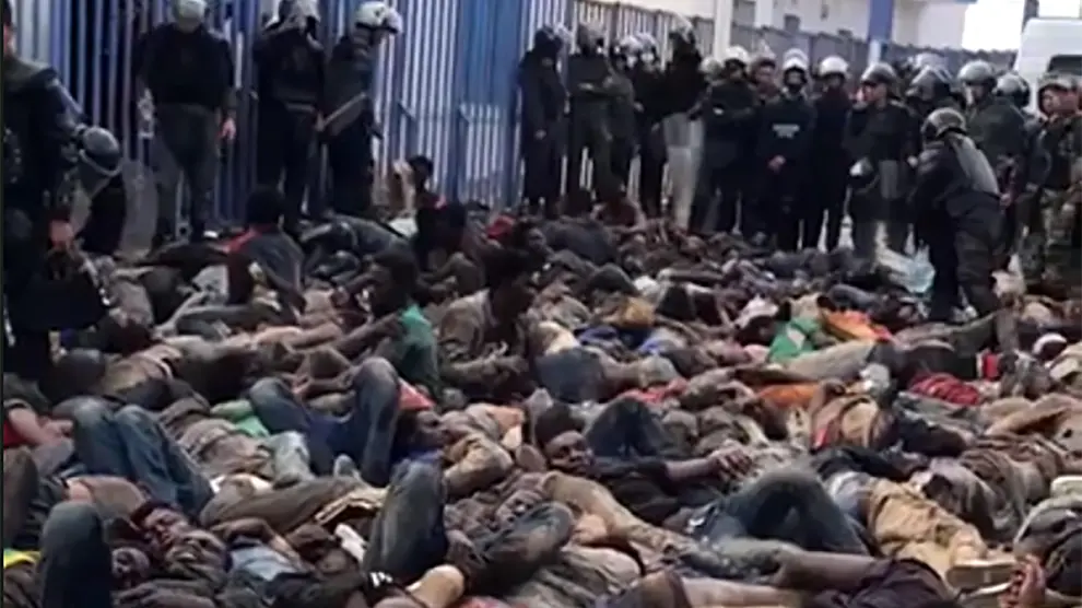 Decenas de migrantes, en el paso del Barrio Chino de Melilla, el 24 de junio de 2022. Otrso