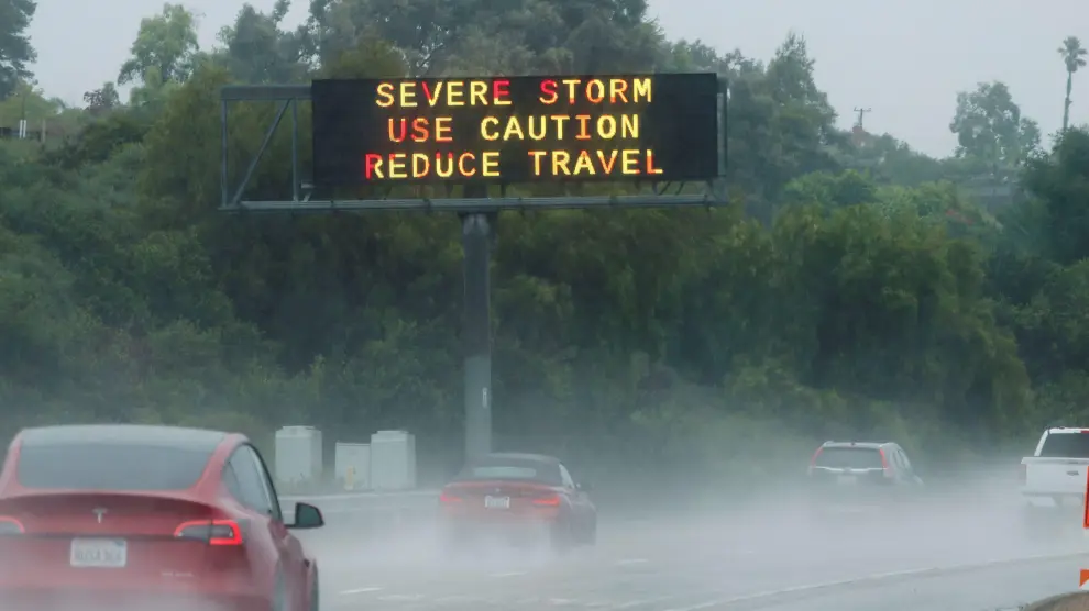 Un letrero luminoso alerta a los conductores de la peligrosidad de la tormenta, este domingo en California.