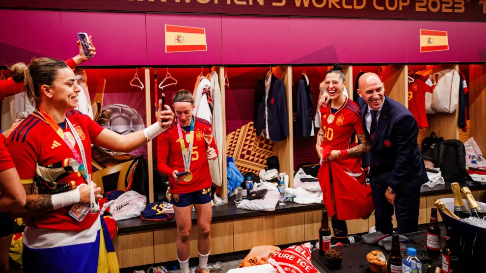 Luis Rubiales y Jenni Hermoso, en el vestuario tras la celebración de la consecución del Mundial de Fútbol.
