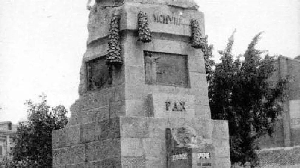 Imagen del Archivo Municipal de Zaragoza, con el monumento en su ubicación original (paseo de Pamplona) y sin la figura de Basilio Paraíso, que se instalaría después de su muerte siguiendo su propio deseo.