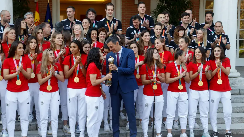 El presidente del Gobierno, Pedro Sánchez saluda a la defensa de la selección femenina de fútbol Ivana Andrés, mientras recibe al equipo en el Palacio de la Moncloa