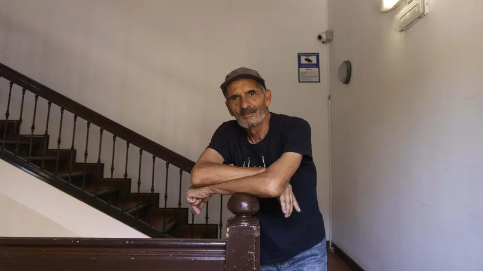 Julio Carmelo Borrajo, de 68 años, posa en el interior del Albergue de Zaragoza.