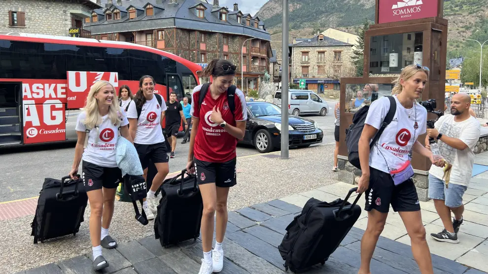 Las jugadoras del Casademont Zaragoza sonríen a su llegada a Benasque.