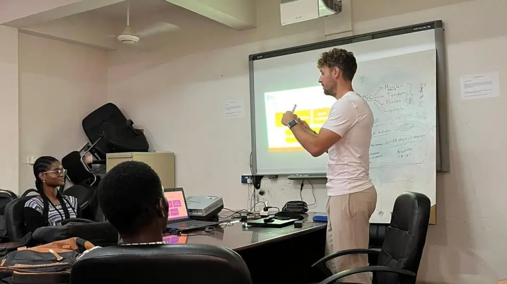 Daniel Sanjuán imparte clases en la Universidad de Gambia.